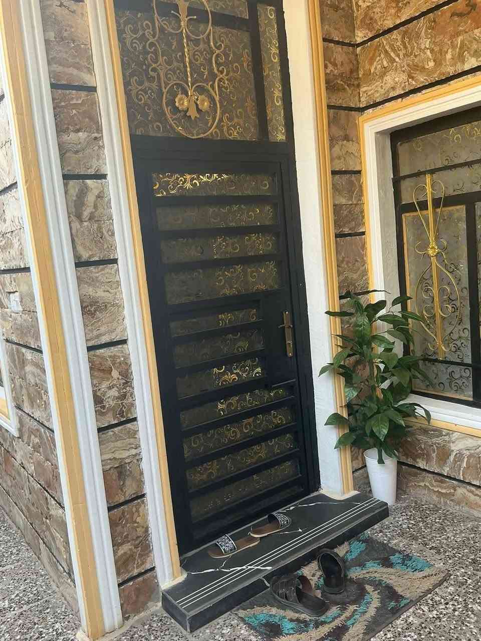 🏡 بيت للبيع – الحسينية طابو صرف / الراشدية (خدمات مسقط)
📍 الموقع: قرب أبو إيهاب – شارع الوكيل.

📐 المساحة: 70 متر مربع.

مواصفات البيت:

استقبال بمساحة 5 × 4 م.

غرفة نوم بمساحة 4 × 3 م.

مطبخ بمساحة جيدة.

منور يوفر تهوية وإضاءة طبيعية.

حمام داخلي وحمام خارجي.

البيت مسلح، والسطح شتايكر.

الخدمات:

كهرباء، ماء، ومجاري متوفرة وبحالة ممتازة.

جميع الأبواب الداخلية والخارجية جديدة.

واير سحب واصل إلى البيت.

خدمة الإنترنت متوفرة بشكل كامل.

✅ البيت جاهز للسكن، نظيف، وموقعه مميز وقريب من جميع الخدمات.
السعر 47 وبي مجال 

📲 للتواصل والاستفسار فقط عبر واتساب:فقط ***********
