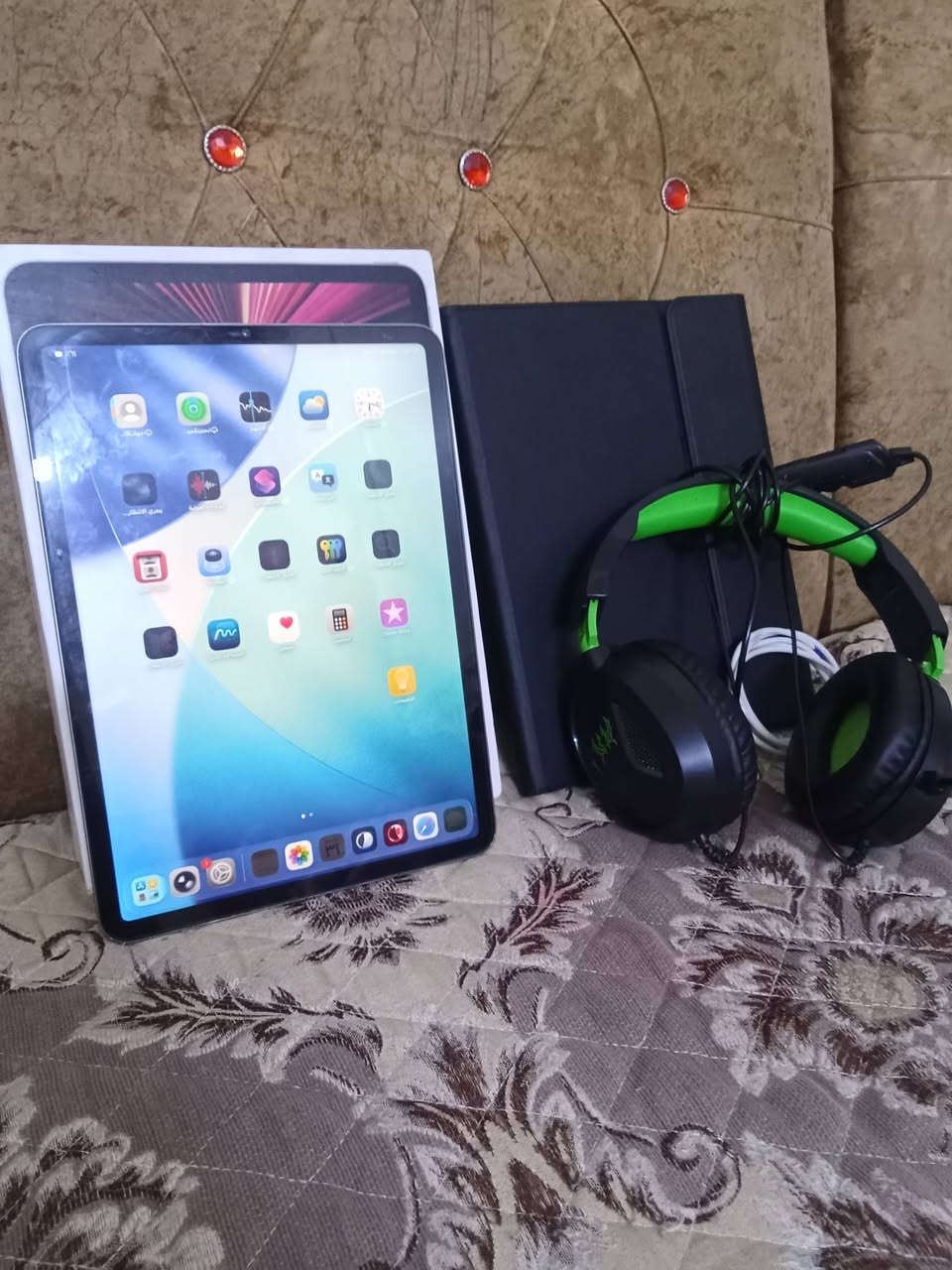 ايباد 11 برو مكفول من كلشي نضافه 100/100كامل ملحقات كارتون وشاحنته الأصلي واير ولزكه وكفر وساماعات اصليه بوبجي 120فريم بطاريه90 سعر 550قفل مكاني بصره حي الصدقاء متواجد واتساب رقمي ***********
