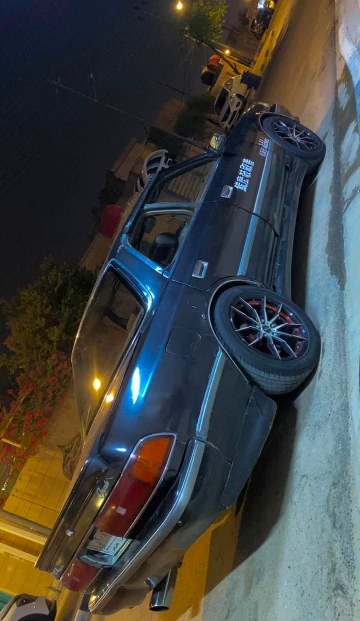 السلام عليكم 
مارك مديل 1991 فئة الGT 
كير ومكينه 2500 جدد 
تبريد شغال شاشه اندرويد 
حساسات خلفيه لايت زنون 
غرفته جديده حلوه 
سياره مال جناي 
المكان بصره حي الشرطه
مراوس حسب القناعه / ***********
