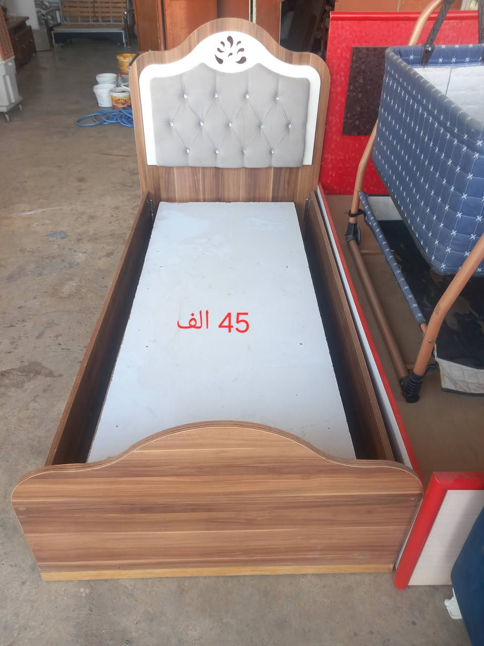 اثاث منزلي مستعمل للبيع

نص مكتوب في الصور:
- 25
- اثنينهن 30 الف
- 45 ألف
- 45 الف
- 40 ألف
- 45 الف سعر الواحد
- 25 ألف
- 50 الف
- 65 ألف