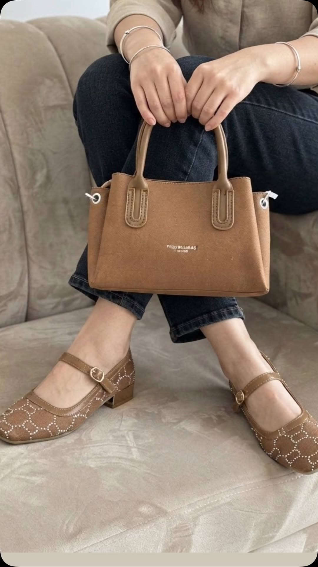 أضيفي لمسة من الأناقة والرقي لإطلالتك اليومية مع هذا الثنائي المثالي! 😍
👠 الحذاء 
حذاء ماري جين العصري بالكعب العريض ليمنحكِ الراحة والثبات طوال اليوم، مع تفاصيل الأبازيم المزدوجة والزهرة الكريستالية الصغيرة التي تضفي لمسة أنثوية ساحرة. اللون البيج الكريمي يتناغم مع كل شيء 
👜 الجنطة جنطة بتصميم كلاسيكي فخم، مصنوعة من نسيج بارز (Tweed) وقاعدة بيضاء ناعمة، مع إبزيم ذهبي مميز (GD) يعكس الفخامة. حجمها مثالي لكل أغراضك الأساسية
