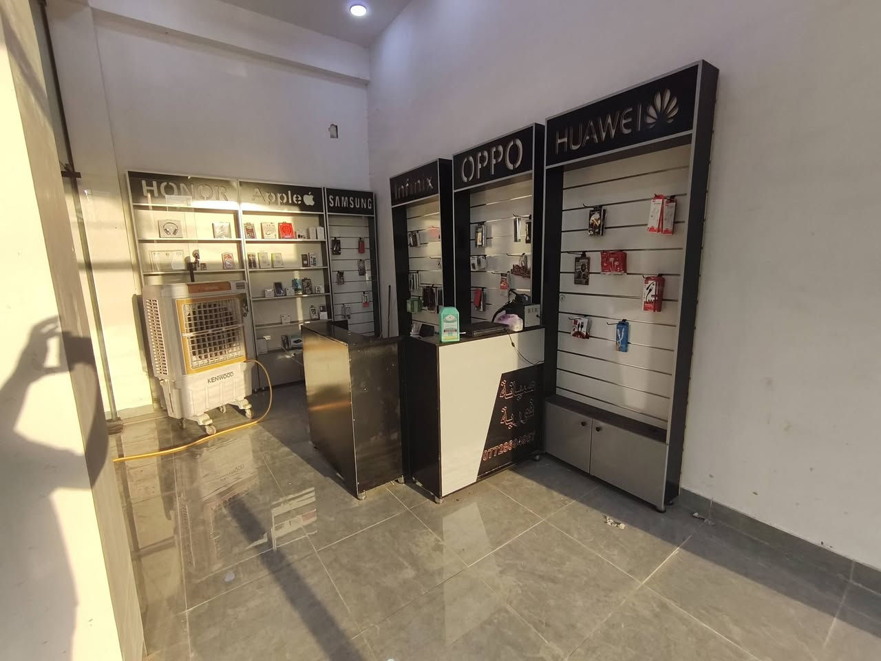 فاترينات عدد 6
ارتفاع مترين و50 
مع ميز صيانه 
السعر 750 
للتواصل *********** أيضا بي واتساب
