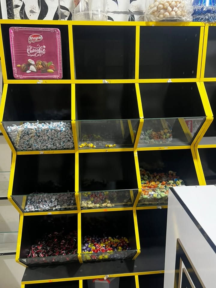 بيع رفوف فاترينات وعارضات كرزات وميز وسطي ميز كاشير للبيع رقم التواصل واتس اب *********** مكاني النجف الاشرف
