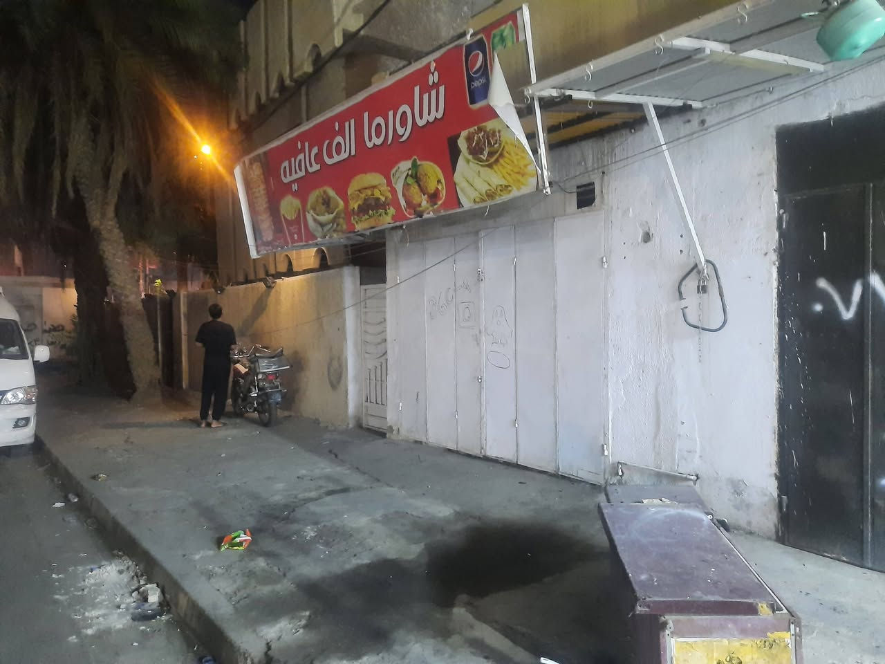 محل للإيجار في حي الجوادين مقابيل مطعم ايام زمان سابقا  للإستفسار الاتصال على الرقم ***********
