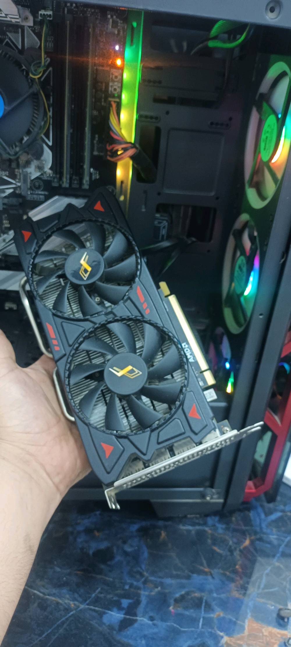 السلام عليكم.. تجميعة  (PC Gaming) ممتازة للألعاب والدراسة والاستخدام اليومي 
​المعالج (CPU): Intel Core i3-9100 (الجيل التاسع)

​كارت الشاشة (GPU): AMD Radeon RX 580 بسعة 8GB (يتحمل ألعاب قوية وممتاز للأداء)

​الذاكرة العشوائية (RAM): 16GB DDR4 (قطعتين 8×2 لشغل Dual Channel 

​التخزين (SSD): قطعتين SSD سعة 120GB (الإجمالي 240GB - إقلاع سريع واستجابة ممتازة للنظام)

​مجهز الطاقة (Power Supply): Thermaltake Smart 500W الأصلي 

​اللوحة الأم (Motherboard): ASUS

​الكيس (Case): Fantech بمظهر أنيق وإضاءة RGB وتبريد ممتاز  
​مع ماوس وكيبورد ارجيبي 

شاشه سمارت حجم 43
فول اجدي 60 هرتز 
محوره بيها عطل بلدات 

مكاني بغداد الكرغوليه 
اسعر 450