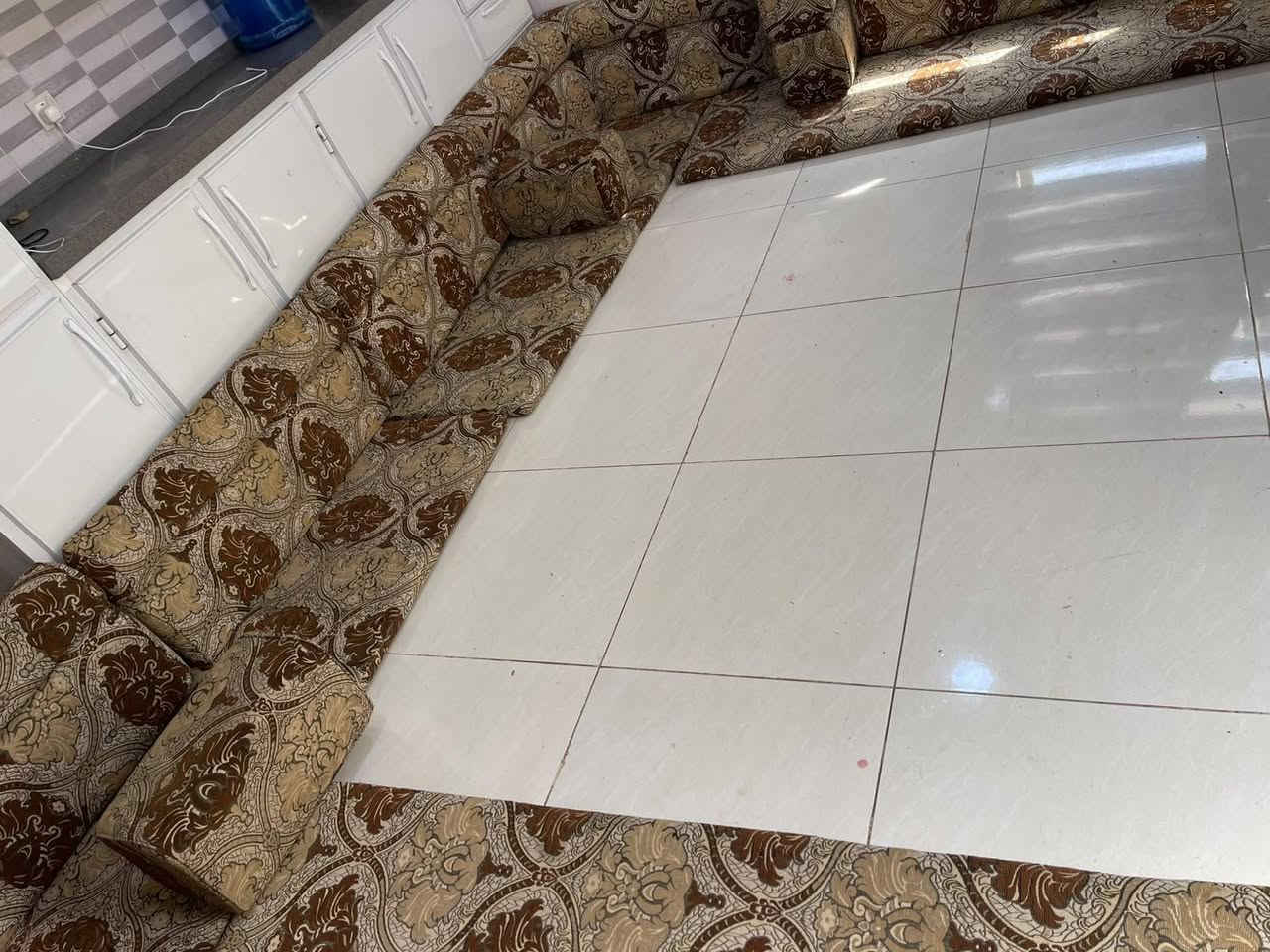 جلسه سعوديه الاصليه حبيبات مضغوطه وجهين نضيفه مابيه اي ضرر 14 متر سعره 175 المكان مجمع الاميرات لاتصال *********** النجف, العراق
