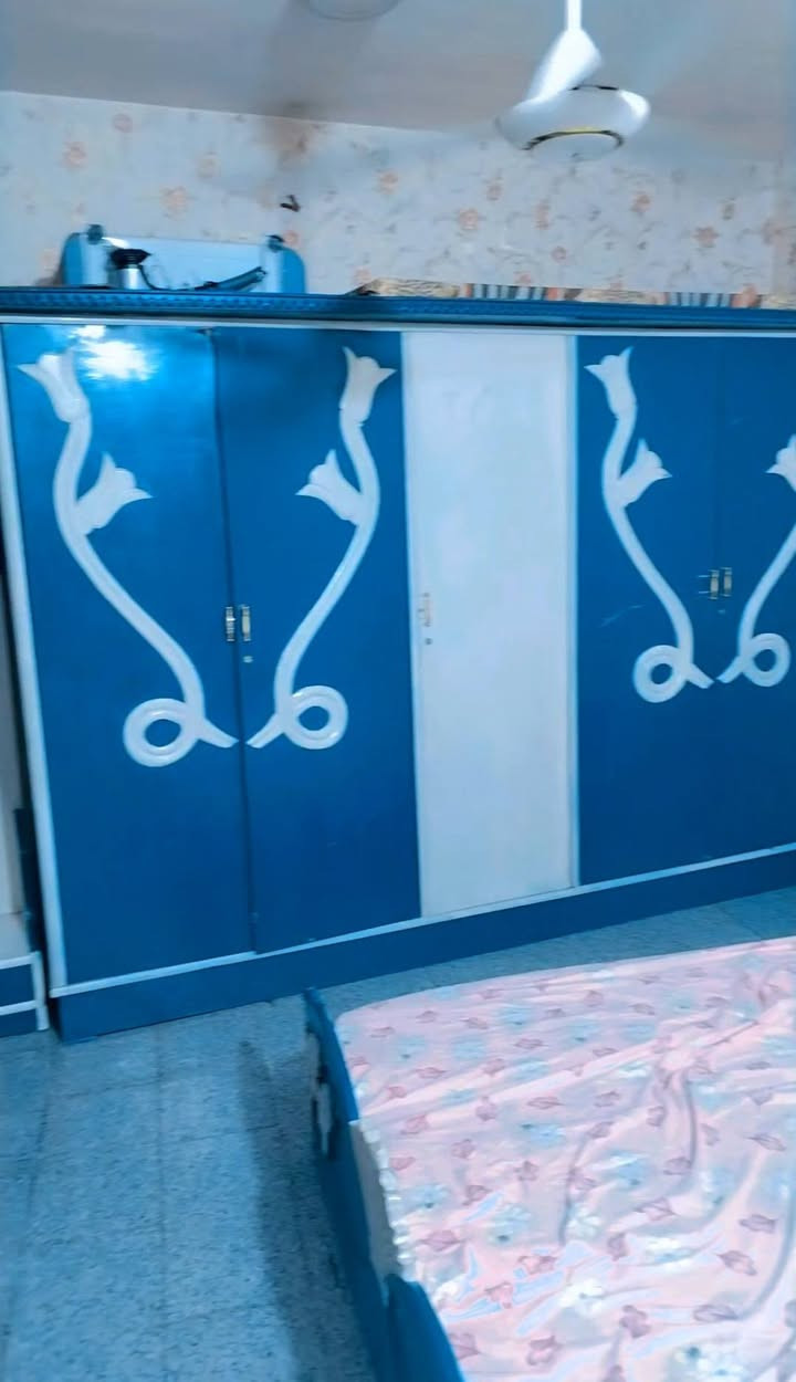 غرفة نوم مستعملة مصبوغة صبغ حراري ويحتاجلها يدات مثل ما موضح بالصور السعر ٢٥٠ الف فقط..موبايل ***********
