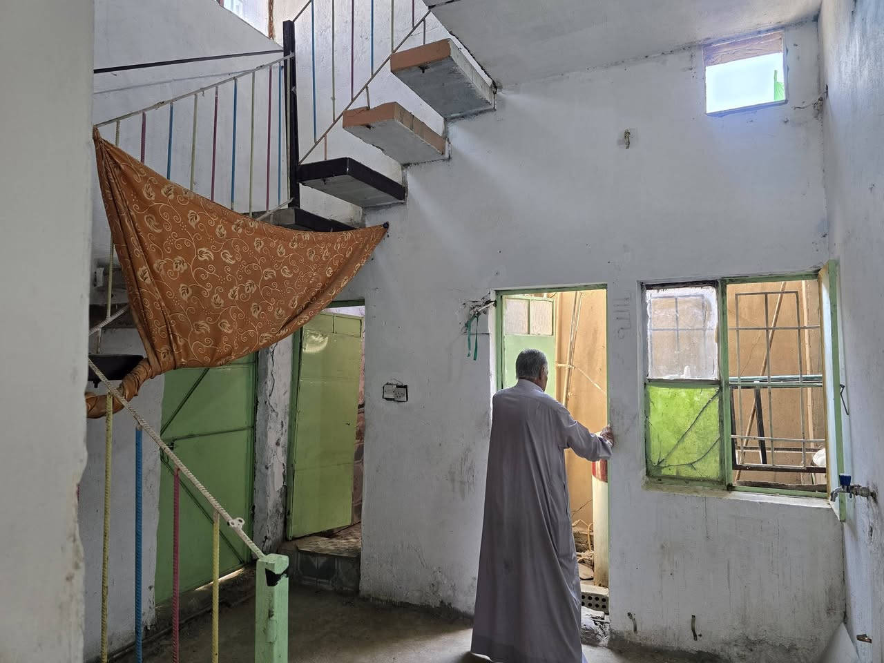سلام عليكم ٩٠ متر ركن بيت نضيف غزاليه جرف الملح بي غرفتين جوه ومطبخ وحمام وتاوليت فوك ٣ غرف وبيتونه نقص بس كاشي  سعر 125 وبي مجال ***********@
