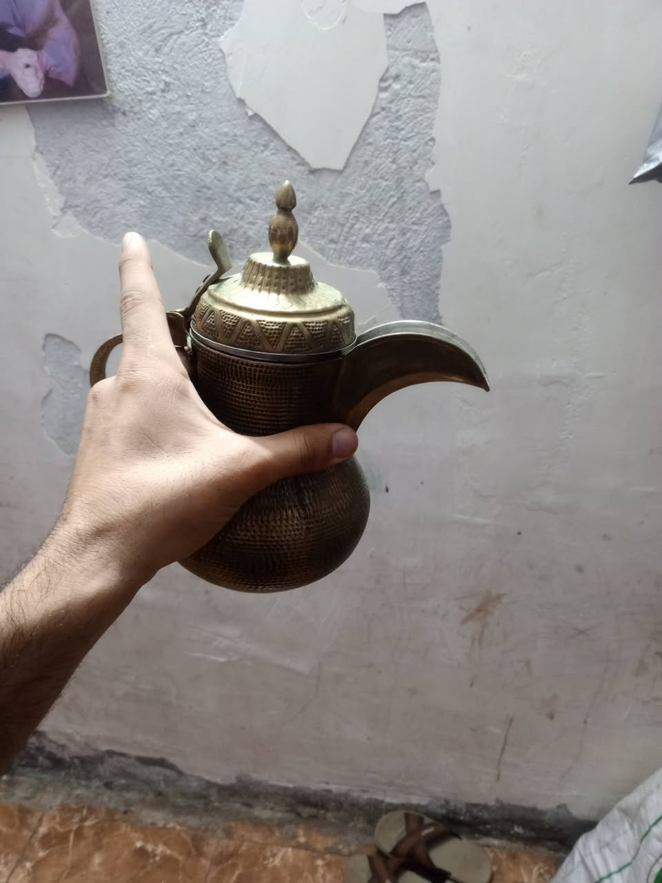 أصالة الدلة البغدادية ونقشة دق الرمان طول الدلة 23 سم ""تفاصيل التراث العراقي بدلة نحاس أصيلة الغطاء العُلوي: غطاء نحاسي منقوش ومطرز بزخارف هندسية المصب (المنقار أو الخرطوم): يأتي بشكل مقوس وعريض نسبياً من الأعلى
للاستفسار التواصل ***********
