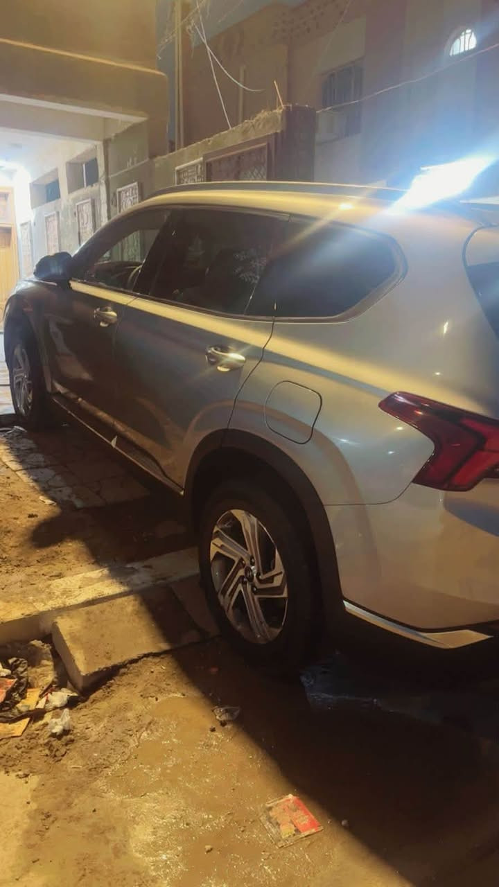 🔰 هيونداي سنتافي 2023

Hyundai Santa Fe 2023 

✨ لون رصاصي

🔘 رقم بغداد دولي جديد باسمي

🟠 المواصفات

• ⁠Smart Key & Push Start – تشغيل بصمة ودخول ذكي
• ⁠Remote Start – تشغيل عن بُعد
• Power Tailgate – باب خلفي كهربائي
• ⁠Blind Spot Assist – مراقبة النقطة العمياء
• ⁠Lane Keeping Assist – الحفاظ على المسار
• ⁠Forward Collision Assist – مانع التصادم الأمامي
• ⁠Adaptive Cruise Control – مثبت سرعة ذكي
• ⁠Rear Cross Traffic Alert – تنبيه حركة المرور الخلفية
• ⁠Front & Rear Parking Sensors – حساسات أمامية وخلفية
• ⁠Rear View Camera – كاميرا خلفية
• ⁠Apple CarPlay & Android Auto – دعم آبل كار بلاي وأندرويد أوتو
• ⁠Dual Zone Climate Control – تكييف أوتوماتيك مزدوج
• ⁠Electric Driver Seat – مقعد السائق كهربائي
• ⁠Multi Drive Modes – أوضاع قيادة متعددة
• ⁠LED Headlights – مصابيح LED
حجم المحرك 
2500
نوع المحرك
Jdi

🔵 الحالة

🔹 وارد أمريكي

💢 حادث جاملغ وبنيد فقط 

✅ السيارة جاهزة للاستخدام ولا تحتاج أي مصاريف

📍 مكان السيارة ناصريه 

السعر 200بيه مجال 
الاستفسار 
***********

