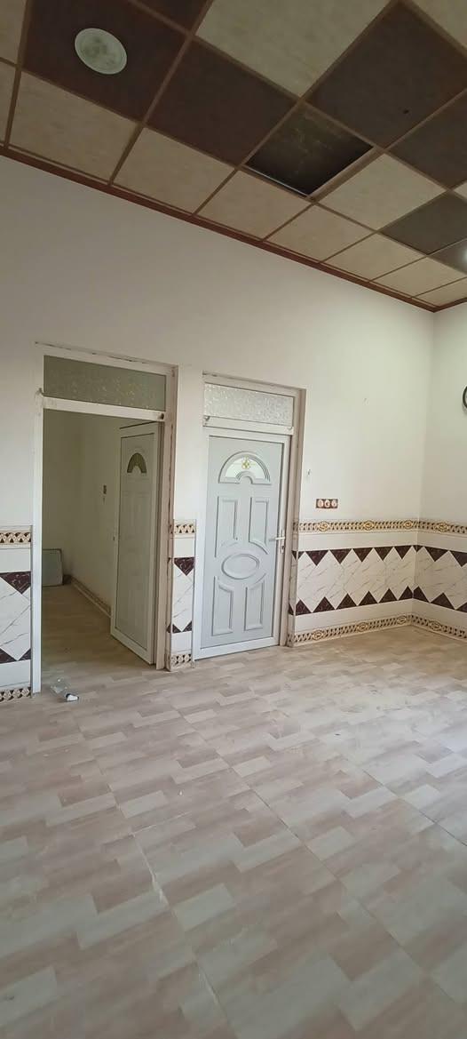 دار للايجار 🏠
حي عدن قرب جامع محمد رسول الله 
مساحة 💯م
غرفة نوم وهول واستقبال ومشتملات 
الدار فول نظافة بورسلين سقوف ثانوية سيراميك...
للاستفسار مراجعة مكتب المازن حي البكر شارع المنظمة قرب المركز 
او الاتصال على 📞☎️***********
