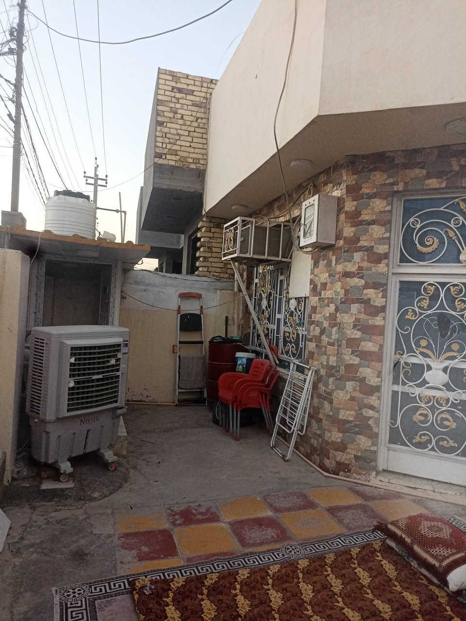 بيت جديث مساحه 258 متر سنتر التبليط واجه 15 متر عالي عن الشارع متر 2 غرف وحد مع سويت مساحه 5 في 5 متر مطبخ كبير استقبال وهول حمامات خارجية وداخليه أيضا داير البيت 2 متر طابو زراعي سند 25 باسم صاحب البيت حله سيف سعد ورديه خلف معمل بلوك ابو كبيره يبعد عن الشارع العام 100 متر بوجه التبليط ركن السعر 93 اتصال ***********
