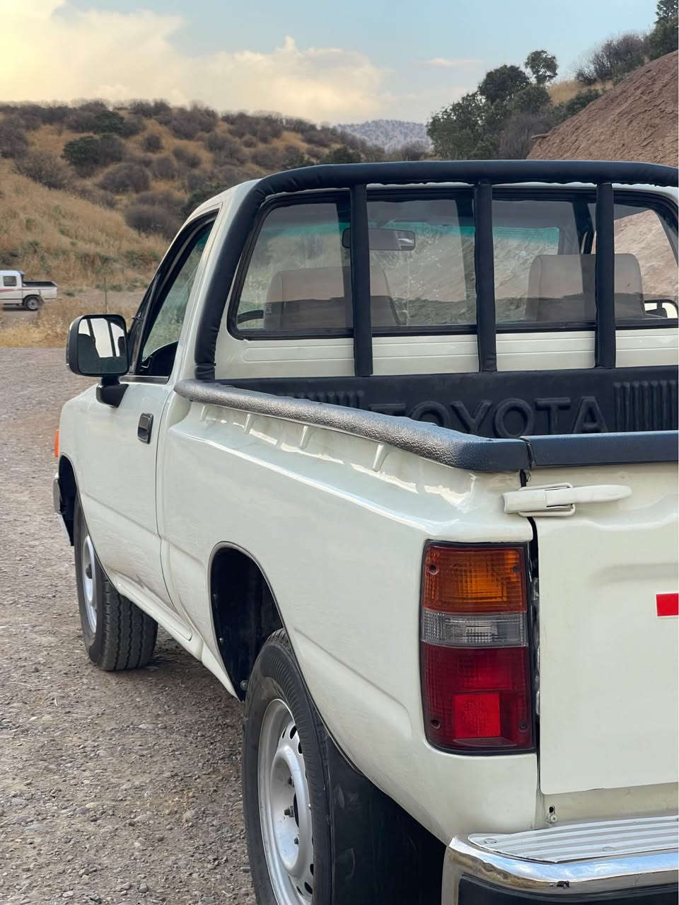 تۆیۆتا ١٩٩٠
کامل تەئمیر کراوەتەوە  دەعامی بۆ دەعامی بە شەرت 
بۆیاخێکی زۆر جوان کراوەتەوە 
رزیوی نیە گێرو مەکینە بە شەرت
٤ طایەی لۆک
گێرو مەکینە و کارەبایی بە شەرت
سەنەوی و ئارمی ئەصلی لەگەلایە 
شوێن :سلێمانی 
سعری ٥٨ گەلاو مەعامەلە
***********
*********** السليمانية, العراق

نص مكتوب في الصور:
- ***********