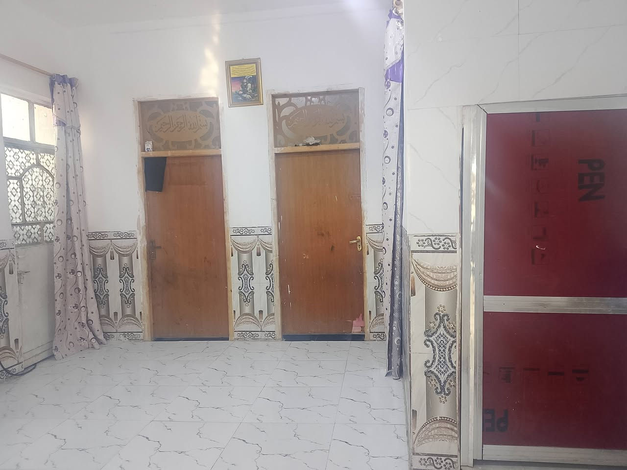 سلام عليكم مشتمل للبيع المساحه 157متر  يحتوي على غرفتين وصاله ومطبخ وستقبال حي الكرار الزراعي.يبعد عن شارع 30 ..........150متر ...شارع بيت سلبوح@***********
