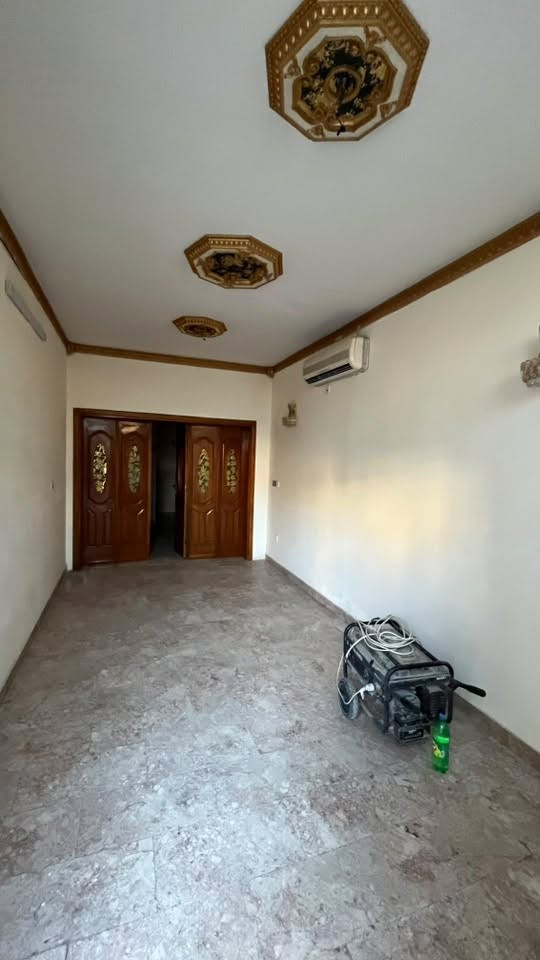 دار للبيع في منطقة الزعفرانية الاربع شوارع الشارع المقابل مطعم طاووق البنوك
المساحه ١٢٥ متر واجه٦.٢٥ نزال ٢٠ مسلح طابقين
يحتوي الطابق الارضي على مطبخ واستقبال وهول حولي وغرفة نوم وصحيات
يحتوي الطابق الاول على ثلاث غرف نوم وصحيات
يحتوي على كراج سياره وحديقه صغيره وصحيات خارجيه
الدار نظيف وفارغ وصالح للسكن
التواصل عبر الهاتف او الواتساب فقط
للاستفسار التواصل على الارقام التاليه
***********
٠٧٧٠٥٣٠٣١٩
