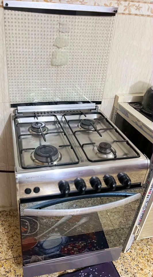 طباخ 4 عيون شغال والفرن شغال السعر 100 مكاني حلة سياحي
للاتصال ***********
