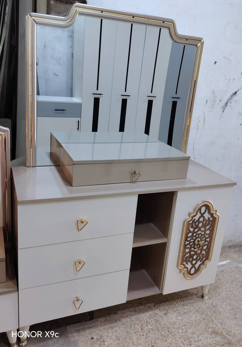 معرض مهند البجاري موصل حي البكر قرب شارع الاطباء لبيع وشراء غرف النوم التركيه المستخدم لدينا غرفه نوم تتكون من تسع قطع نظافه 100% ماركه صبغ حراري  ***********

نص مكتوب في الصور:
- HONOR X9c