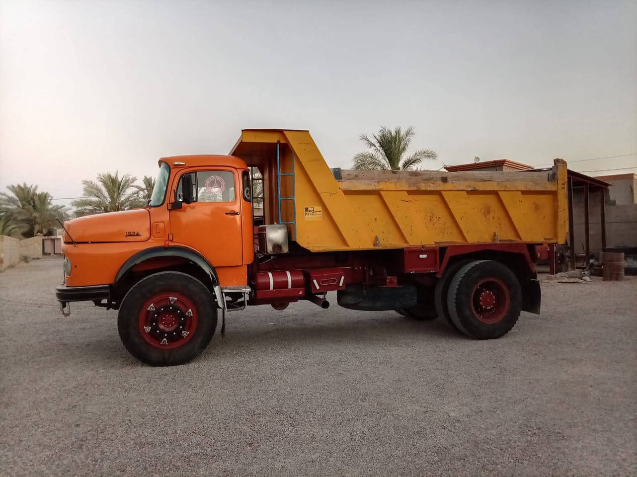 السلام عليكم  تك للبيع موديل 82 
***********
