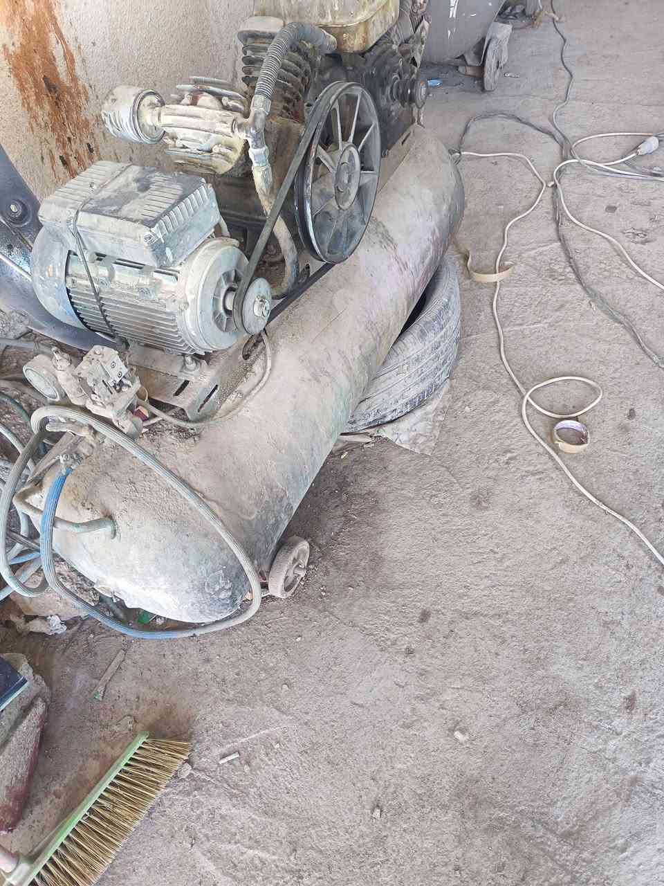كمبريسر للبيع كامل وشغال بس تايرات مكسرات بسعر مناسب كربلاء حي العامل رقم تليفون ***********
