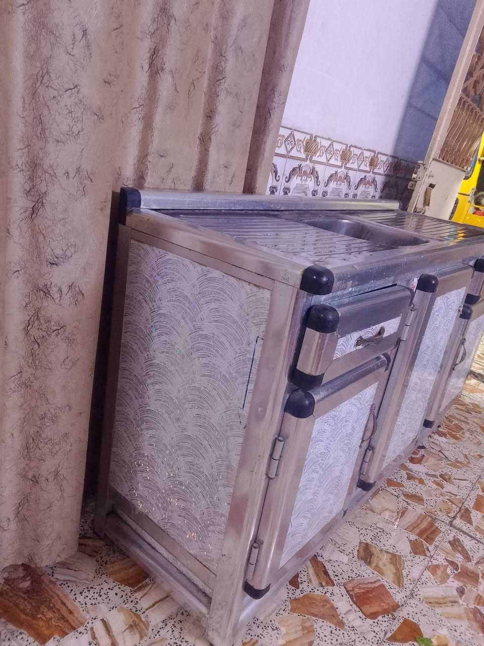 السلام وعليكم
سنك ابو جنحين. 
٣ اابواب كما مبين بصوره 
كاونتر سنك تزكام ثقيل 
مبطن نضيف كلش 
مابي كل ضررر 
عنوان بغداد الحسينيه 
عندي توصيل بلحسينيه فقط بكروه 
تواصل سعر وستفسار خاص 
متوفر عل واتساب هم 
***********
