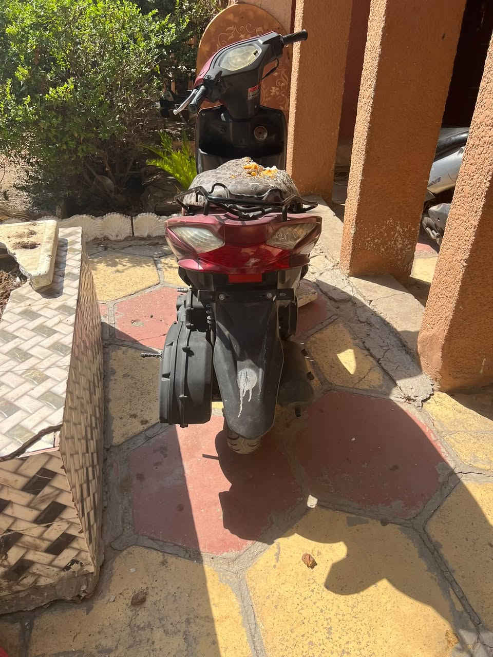 دراجه ادرس صيني مجفتها جديد قبل يومين مكانها العطيفيه *********** دراجه شغاله  ابيعها كوم حديد تجي تاخذها وتروح

