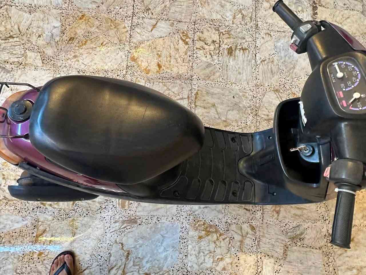 السلام عليكم
دراجة بطة للبيع مشروكة بس الله شاهد نعمة مابيهة ايشي وماناقصهة شي ابد بس هاي الوجه مال اشارة وكلشي شغال بيهة ونظافتهة نفس مامبينة بلصور ونگرة سلف رايدهة ب٣٥٠ هذا رقمي *********** مكاني العمارة

