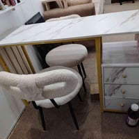 عندي ميز وكراسي ثنين خاص للاكرلك سعره ب ١٥٠ قفل 07829295698