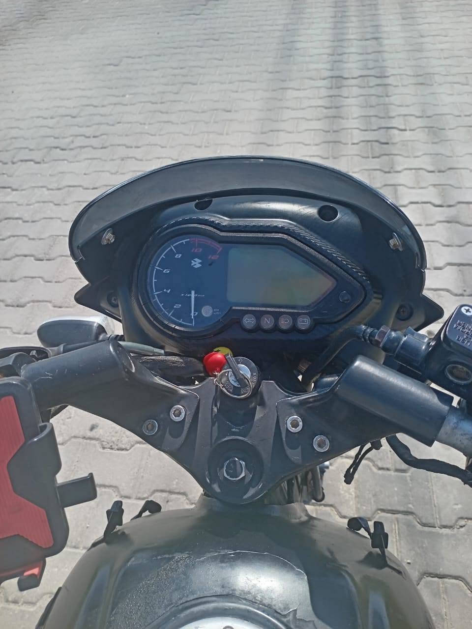 السلام عليكم
بولسر باجاج هندي للبيع محرك150cc بيها خيط تبخير قليل 
موديل 21 سنويه تحويل ثاني يوم 
الدراجه نضيفه بيها نواقص قليله اليجي اكله عليهن وبخدمته 
***********
السعر 1.550
وبيها مجال الشراي بخدمته
