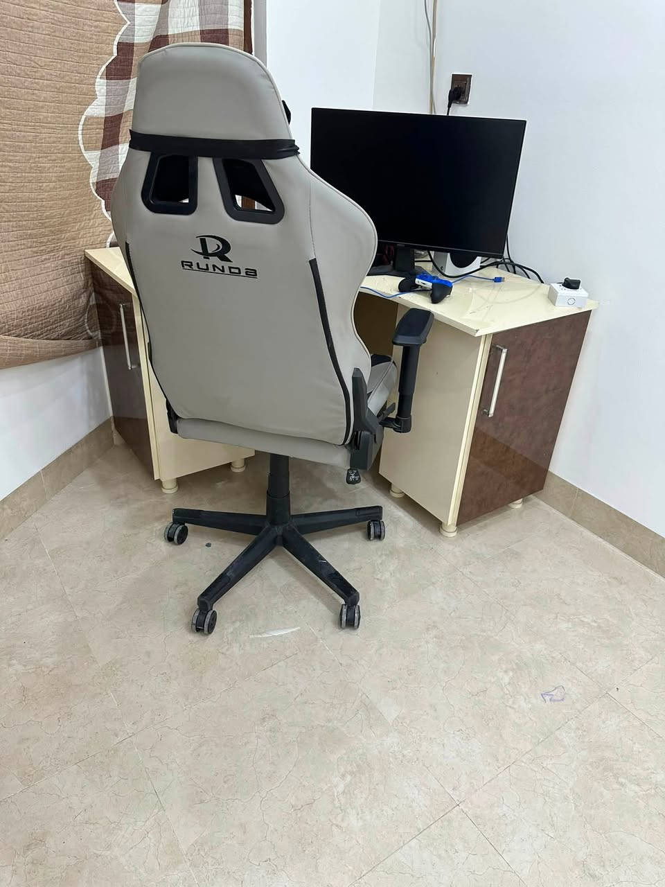 سلام عليكم 
للبيع غرفة نوم من نوع الممتاز  يحتوي على مكتبة وسرير عدد اثنين وكنتور وكوميدي وميز مرايا 280  وبي مجال للطيبين 
تواصل مع الرقم ***********
