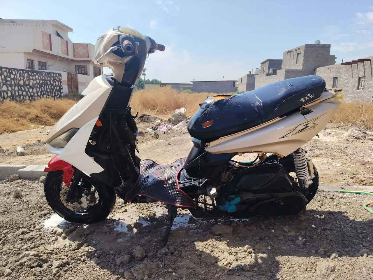 دراجه أف اس للبيع عوزها شويه ترتيب محرك  بيها ياباني هندر واحد تشتغل نقصها سلف باتري بيها كهربائيات شغاله سعرها 175 مكاني طريق ابو الجاسم  /الرقم *********** بي واتساب
