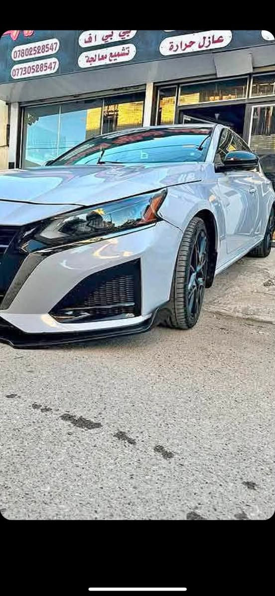 السلام عليكم 

🔺نيسان التيما 2023RS فول الاخير 🔺
🔴 Nissan Altima 2000T🚀🔴
🛑سياره بسمي 

    .
* قوة 248 🐎 .  
* عزم دوران 370 نيوتن.متر (267 رطل-قدم).
* ناقل حركة Xtronic CVT.
* نظام دفع أمامي (FWD) فقط.

المواصفات الخارجية

* جنوط ألمنيوم رياضية 19 إنش.
* مصابيح LED أمامية.
* شبك أمامي ولمسات رياضية SR.
* جناح خلفي (Spoiler).

المقصورة

* مقاعد رياضية.
* شاشة لمس 8 إنش مع Apple CarPlay وAndroid Auto.
* تشغيل السيارة بالبصمة (Push Start).
* مثبت سرعة.
* كشنات جلد مع بدلات تبديل السرعات (Paddle Shifters).

أنظمة الأمان

* فرملة طوارئ تلقائية.
* تحذير مغادرة المسار.
* مراقبة النقطة العمياء.
* تنبيه حركة المرور الخلفية.
* كاميرا خلفية، و كاميرا 360 درجة.
تدفئه كشنات واستيرن 

🔺الضرر مصلح بارد كصه القماره بدون صبغ فقط بارد مع تبديل بنيد 

🔺السعر / 155وبيها مجال 
🔺العنوان / ناصريه سوق الشيوخ 
🔺رقمي / ***********
