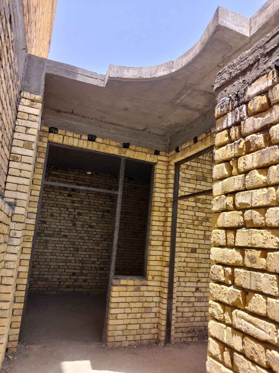 بيت للبيع 100 متر ا خلفي هيكل خلف الواقعه قرب المدارس الصينيه الابتدائيه والمتوسطه العنوان الكامل فداء نهايه الشارع ابو لبنان السعر 42 قفل رقم الهاتف *********** غرفه وصاله وجوانيه ومنور وصحيات واستقبال
