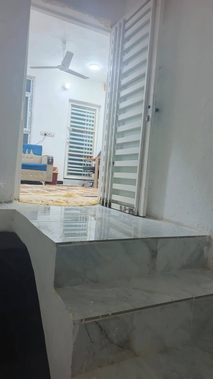 بيت طابقين طابو صرف المساحة 300م في أبي غرق بداية حي السلام على التبليط مباشرةً يبعد عن شارع الإمام حوالي 30م ..يتكون من:-
الطابق الارضي ..غرفتين نوم ، صاله ، استقبال ، مطبخ حار وبارد ، صحيات  ، كراج مع حديقة ، ممر حول البيت ، 
الطابق الاول غرفتين نوم ، صالة ، صحيات ، سطح.. للاستفسار الاتصال على الارقام التاليه:-
***********
***********..واتس ٱب
