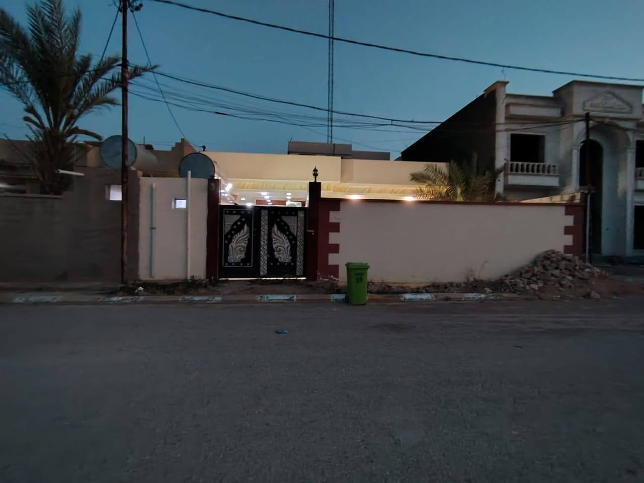 دار معروض للبيع فقط مكان الدار في حي المئمون قريب على مدرسة وعد الحق الابتدائية و مدرسة الخير المتوسطة (( مساحة البيت 312م ))
دار معروض للبيع فقط مكان الدار في حي المئمون قريب على مدرسة وعد الحق الابتدائية و مدرسة الخير المتوسطة (( مساحة البيت 312م ))
الطابق الفوك ما مصورة بي غرفة وصالة تجي تشوف بعينك بيت جديد ومناقصة اي شي  الاسفتسار على هاذة الرقم ***********
