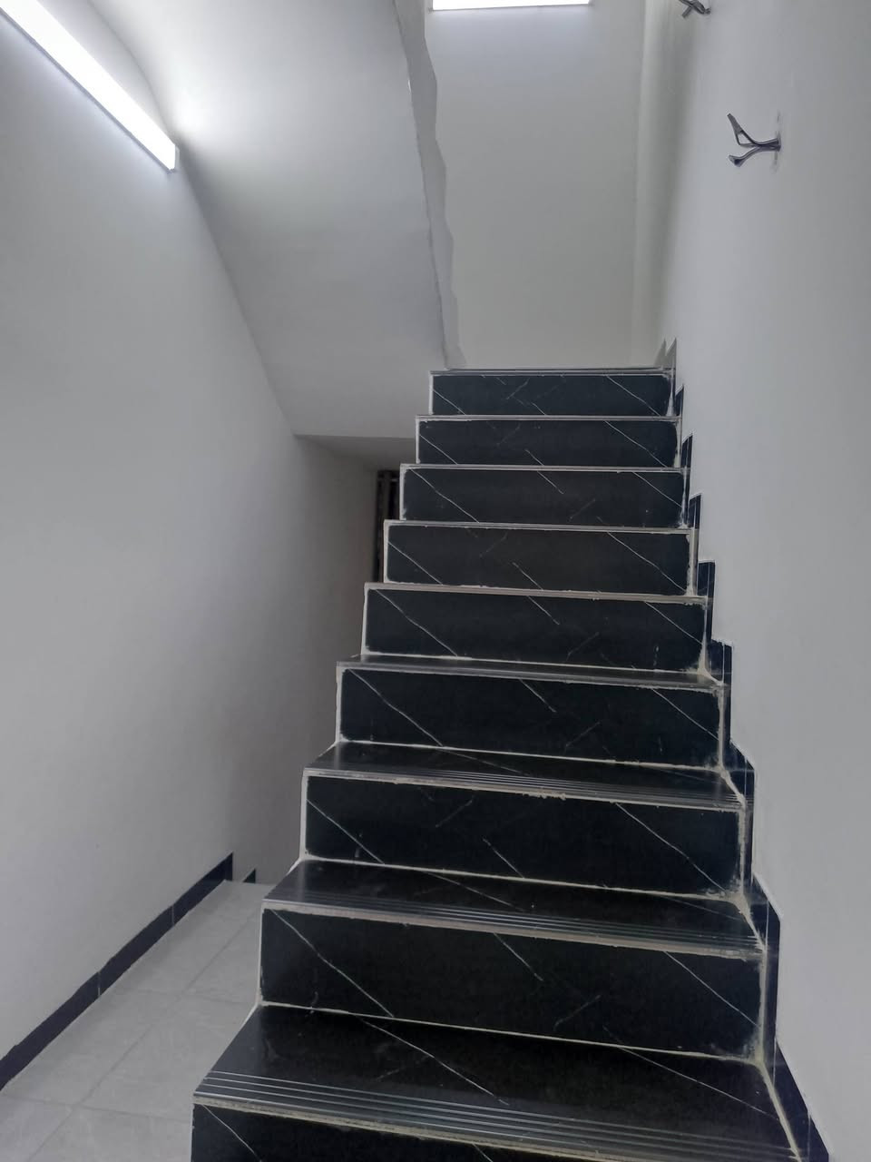متاح للبيع دار طابوا زراعي تحويل اسهم الموقع مقابل منتزه العاب الطارمية قريب ع حي الوحدة كاع دكتور فداء المساحة 240 متر واجهة 8*30 قريب ع سوك الطارمية 
بيت فول كامل المواصفات طابقين او بيتونة يحتوي على 4 عرف نوم مع مطبخ او صالة او صحيات داخلية او خارجية مع كراج مساحة كبيرة مع حديقة كلش حلوة 
الغرف ذو مساحات كبيرة منهن مساحة 6*7 ومنهن 5*4 مع نقشات راقية لصالة والغرف وترتيب هندسي راقي كما مبين في صور البيت المعروض  طبعا البيت بناء حديث قبل 3اشهر 
البيت مناقصة شي تجي تخلي غراضك او تكعد 
للاستفسار الاتصال على الارقام التاليه ارقامنة خدمة موجود واتساب على الرقم الاثير 
***********
***********
خالد المشهداني/ مكتب الشروق لعقارات الطارمية 
اهلا وسهلا بكم
