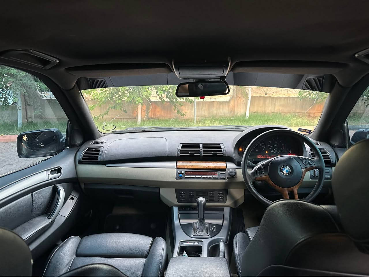 کاکە گیان ئەم bmw X5 هەیە تەنها فرۆشتن 
کوشن جڵد 
تەبرید ساردو گەرم 
بیلاد جام ڕەش  
تایەو ویلی تازەی لەژێرە 
سوکان ڕاستە 
سعری ٣٥
*********** السليمانية, العراق
