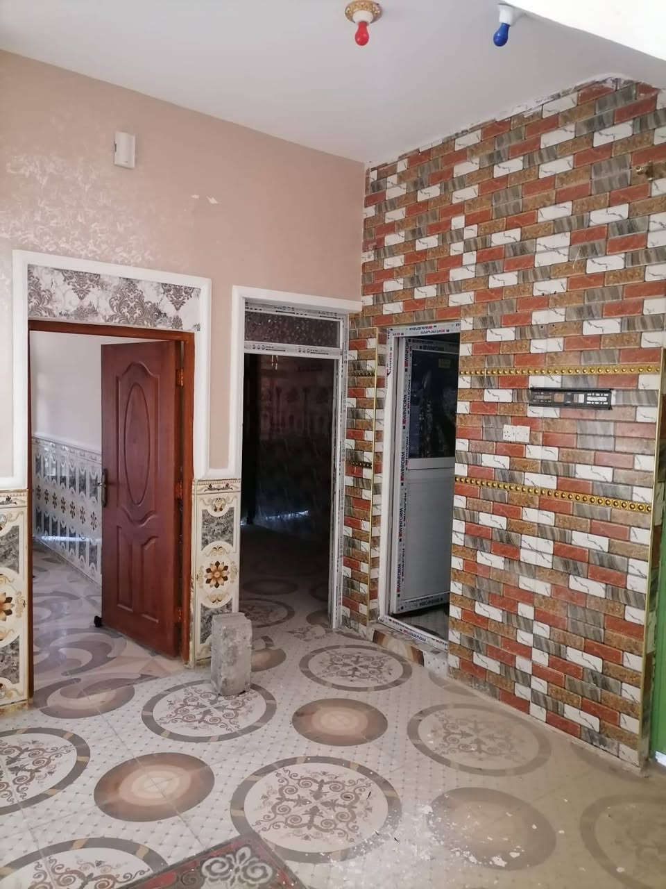 مشتمل للبيع بالتوزيع ال ٢٣ الف طابق ونص ١٢٥ متر شارع ٢٠ متر بناء طابوق غرفتين نوم وصالة واستقبال ومطبخ وصحيات عدد ٣ ومنور وكراج وسقيفة السعر ١٢٠ قابل للتفاوض

