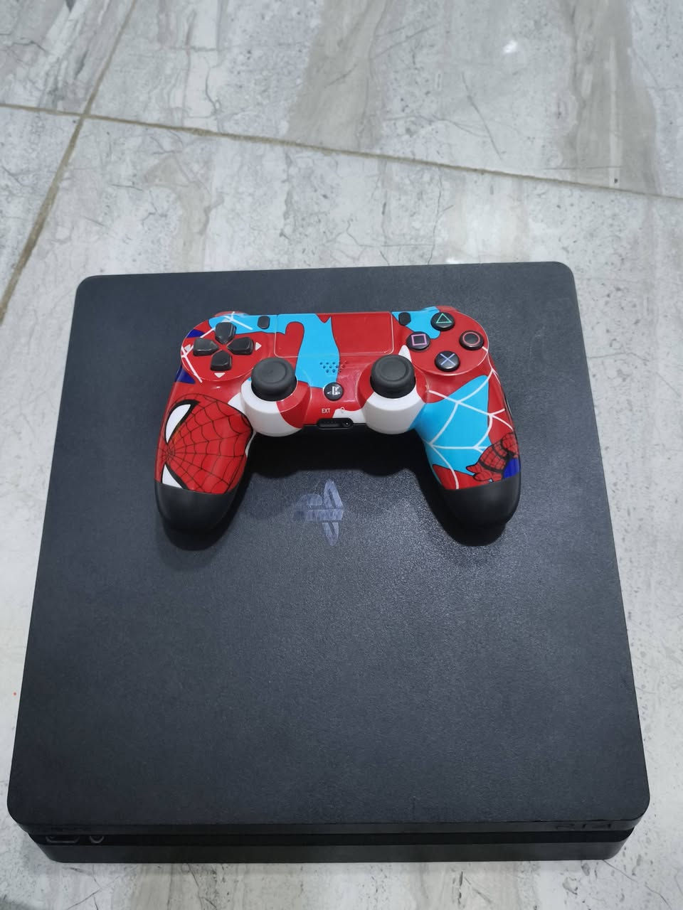 سلام عليكم
جهاز ps4  لوك ستيكر نظيف جدا جدا 🕹🖲🕹🕹
الجهاز امريكي باب اول 
كامل ملحقاته HDMI و كيبل تشغيل ويده واحد كوبي 🔥🔌
سعر ٢٥٠ 
للتواصل 
 ***********
