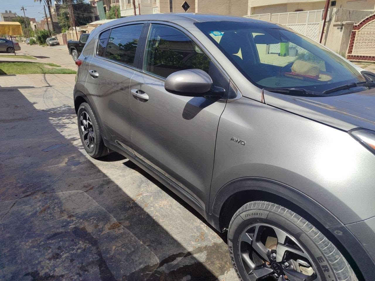 السلام عليكم 
كيا سبورتج 2021 LX
السيارة نضيفة و عملية مال بيت 
صور الحادث موجود بالمنشور 
السيارة كاملة 
تجي دفع رباعي 
كراسي مخمل يدوية 
مكينة 2400 gdi تنفس طبيعي 
الممشى 54 الف ميل 
ويل 17 
(بيها اثر حالوب بسيط في العراق )
السعر 155 و بيها مجال بسيط جداً 
مكاني بغداد العامرية 
للاستفسار 
***********
