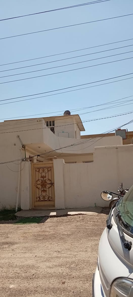 السلام عليكم دار للبيع قرب جامعه جعفر الصادق مساحة ١٠٠ متر غرفة نوم استقبال مطبخ غرفة نوم بل طابق الثاني صحيات وبسعر مناسب اتصل ***********
