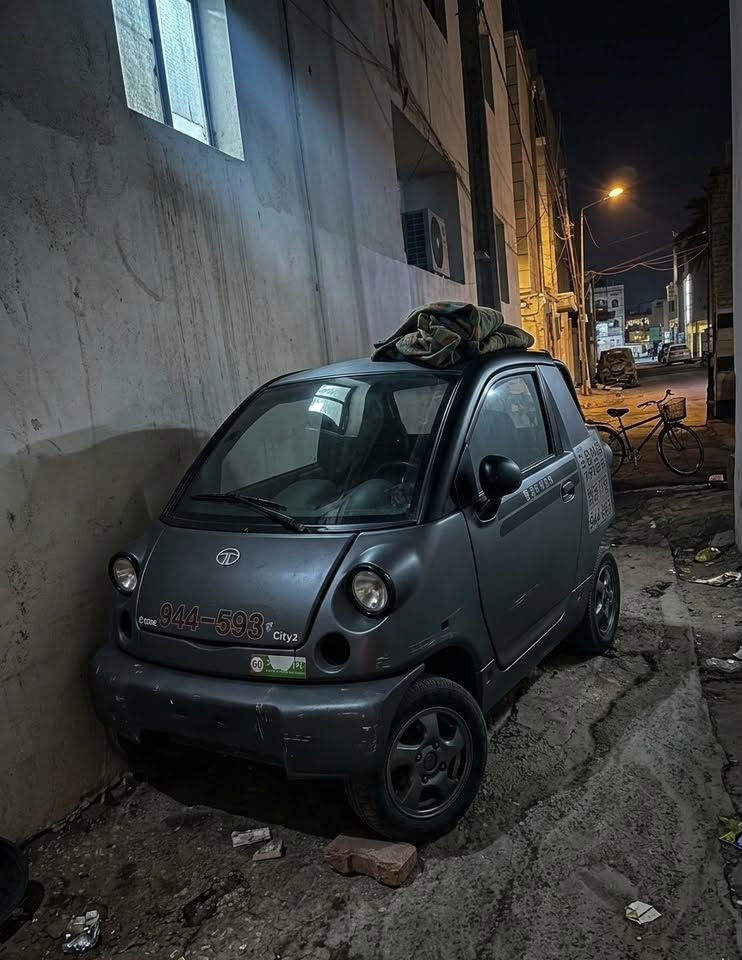🚗 فرصة نادرة – السيارة الكهربائية الوحيدة من هذا النوع في العراق

إذا تبحث عن سيارة اقتصادية، مميزة، وتكاليف تشغيلها منخفضة جدًا، فهذه فرصة تستحق المشاهدة.

E-ZONE City – موديل 2010 (صناعة كورية)
✅ تعمل بالكهرباء 100% (بطارية ليثيوم).
✅ لا تحتاج بنزين ولا دهن، واستهلاكها اقتصادي جدًا.
✅ سرعة قصوى 80 كم/ساعة.
✅ تتسع لشخصين، وتتحمل حمولة تصل إلى طن واحد.
✅ تدفئة وتبريد.
✅ زجاج كهربائي.
✅ راديو CD.
✅ نظام حماية للكهربائيات والبطارية.
✅ نظام يفحص ويحدد الأعطال عند وجودها.
✅ قابلة لإضافة شاشة أو تطويرها وتجديدها حسب رغبة المالك.
✅ قطع الغيار متوفرة.

مناسبة جدًا لـ:
✔️ المواقع الإنشائية.
✔️ المجمعات والمواقع السياحية.
✔️ المشاوير اليومية والتسوق.
✔️ سيارة شخصية أو للطلاب داخل المدينة.

السيارة شغالة، كهربائياتها كاملة، ونظيفة من الداخل، وتحتاج صيانة بسيطة وترتيب حسب رغبة المشتري.

⭐ سيارة مميزة ونادرة، وتلفت الانتباه أينما كانت.

💰 السعر: 3,500,000 دينار عراقي.

📞 للاستفسار أو المعاينة: ***********
