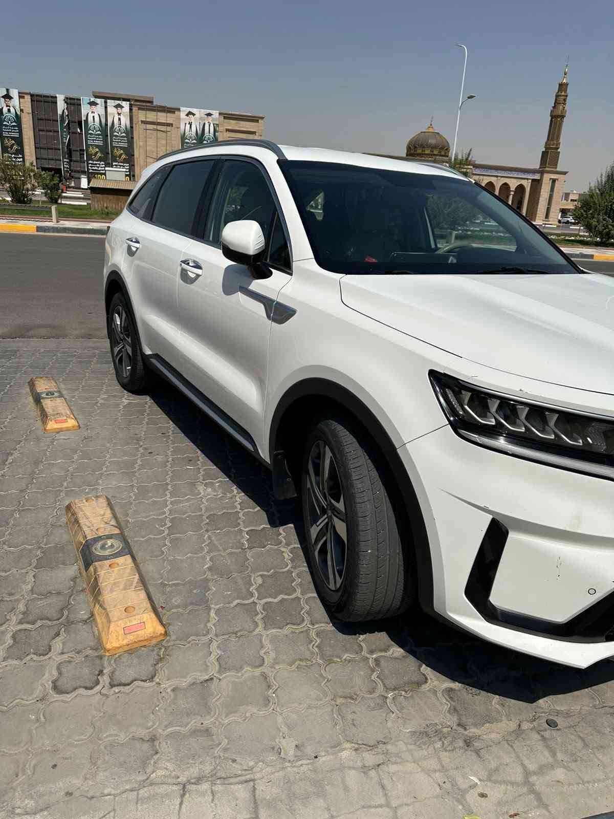 السلام عليكم سياره للبيع في البصره سورنتو السياره كفاله عامه موديل 2021 
موصفات
 جنطه كهربائية
 گير موس
كشنات كهربائية 
السعر 240 ورقه وبيه مجال 
رقم الهاتف***********
