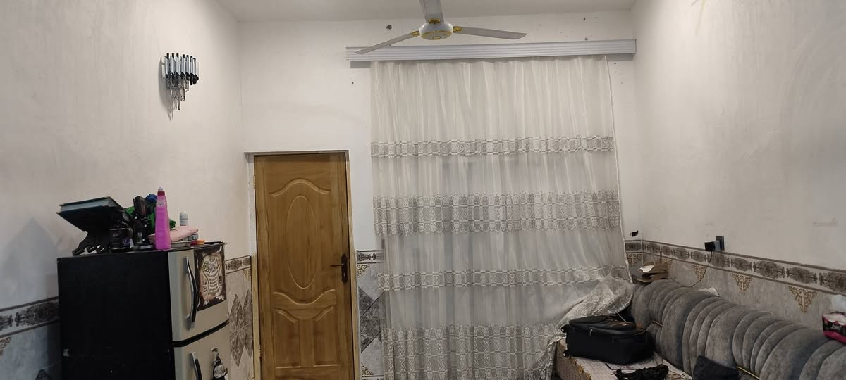 بيت للبيع
حي الامين الاول نزله صيدليه الغد خلف غسل السلطان قريب على الشارع العام 
مساحه 140
يحتوي على غرفه وصاله ومطبخ وستقبال وصحيات داخليه وخارجيه 
***********
