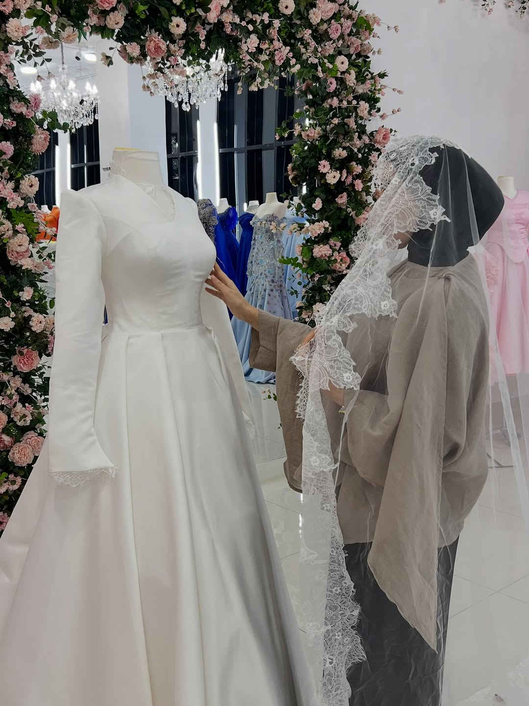 عرايسنا الراقيات ❤️‍🔥 اختيارها كان فخم جداً بكل تفاصيله ❤️ 

متوفر للحجز دايركت او زيارة البوتيكات 

بغداد / حي العدل / شارع الربيع 
البصرة / مناوي باشا / مجمع ابو طبيخ / الطابق الاول 

 او على الواتساب *********** 

‏#sarah_lameer⁩⁩
