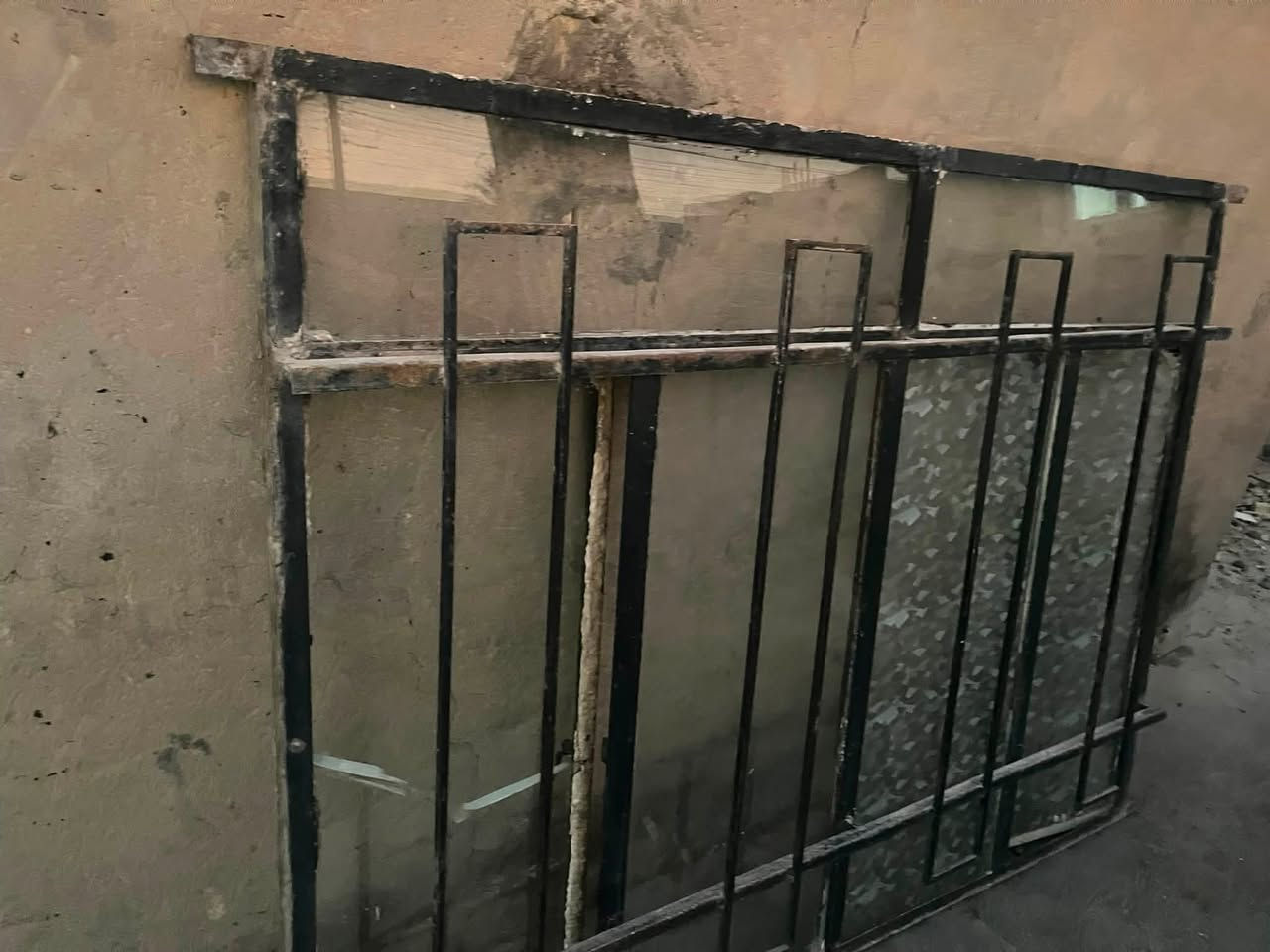 للبيع بيبان حديد عدد 2 +شبابيك صغار متر xمتر ونص عدد 2 +شبابيك كبار 2+ باب وشباك عدد 1 كلهن نضيفات رقمي ***********
مكان الطارميه
