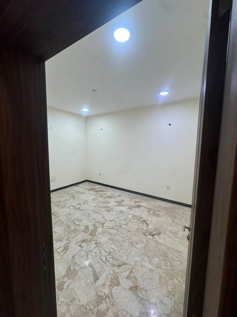 السلام عليكم
تتوافر لدينا شقق للإيجار في الكرادة داخل على جهة أبو نؤاس
🏠 تفاصيل الشقق:
• غرفتان نوم
• صالة واسعة
• مطبخ معزول
• مجمع صحيات
🏢 مميزات البناية:
• مصعد يعمل 24 ساعة
• كراج خاص
• باب البناية يعمل ببصمة
👨‍👩‍👧 شروط التأجير:
• للعوائل فقط
📱 للاستفسار والتواصل:
• الاتصال أو المراسلة على الرقم: ***********
