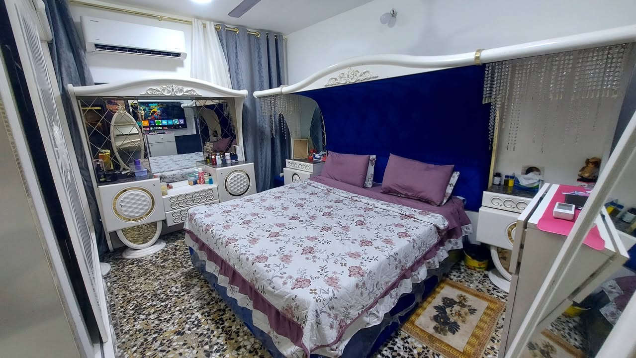 #بيت للبيع مع #الاثاث 80 متر  بناء جديد طابقين موقع مميز مقابل البيت شارعين الشرطة الرابعة مقابل ملعب كرة القدم يتكون من غرفتين وصالة ومطبخ وسطحين للأستفسار على اللارقام التالية
***********👉
***********👉
متوفر واتسآب👉
