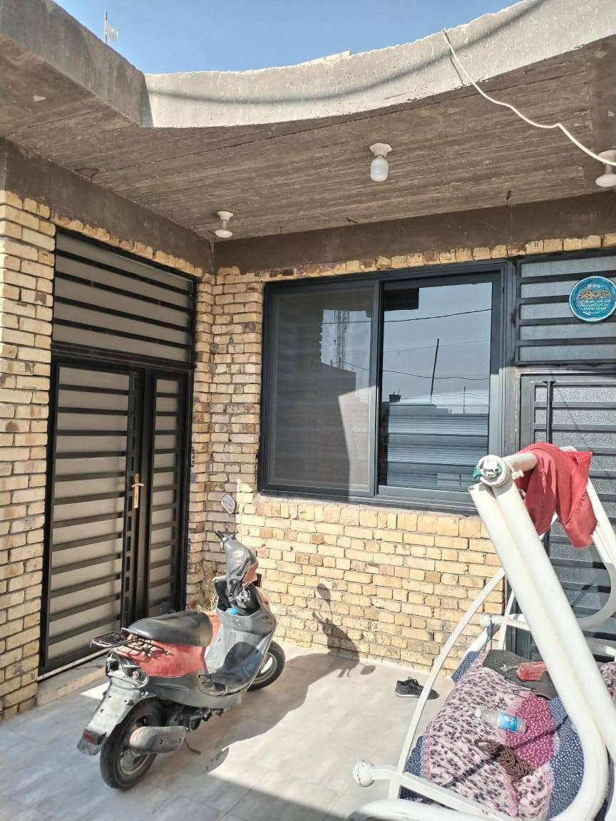 (بسمهِ تعالى)
بيت للبيع في منطقة الخاجيه (عميشه)
المساحه 200م
يتكون من طابق ونصف 
الطابق الاول (غرفتين + هول + مطبخ + استقبال + مجمع صحيات)
والطابق الثاني (هول + مجمع صحيات فقط)
ملاحظه (الدار مطلوب أسكان)
للأستفسار ; ***********
***********
