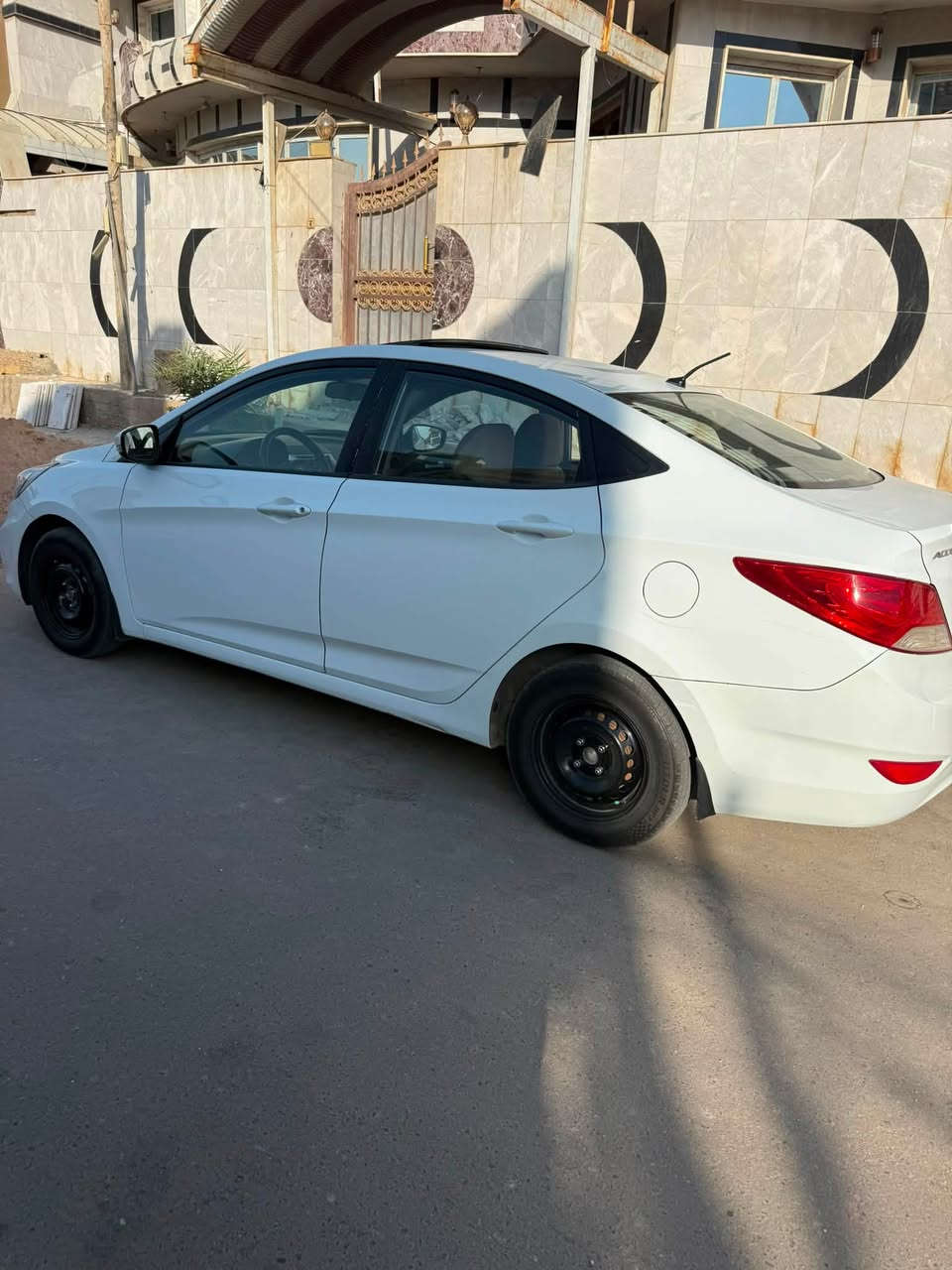 السلام عليكم
اكسنت ٢٠١٦ خليجي 

محرك ١٦٠٠ / فتحة سقف 

بيها باب  جهة الصدر صبغ وحافة الجاملغ 

رقم بغداد 

ماشية ١٢٠ 

السعر ٩٥ ورقة وبيها مجال 

للاتصال : ***********

