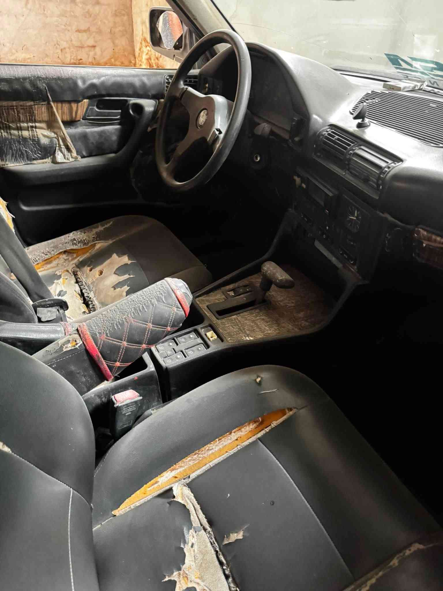 السلام عليكم للبيع Bmwمديل 92 حجم 525 اصل بليته وسنويه محرك مسكر عدل محرك وكير جدد اني شادهن وحداديه وتخم تاير جديد السياره شغاله وجاهزه رقم بغداد سنويه لل 30بأسمي السياره مكاني بابل سياحي سعره 42 وبيه شي قليل ***********/***********

نص مكتوب في الصور:
- bs_lae